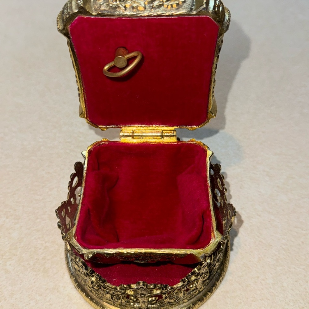 Vintage Gold Tone Crown music/trinket box - Picture 3 of 13